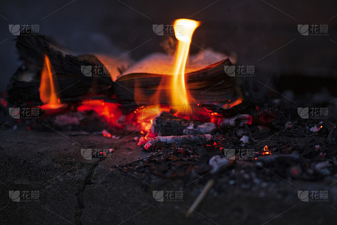 燃烧的思想,新闻。书在红色的火焰中燃烧。烧书的背景。燃烧书页。关于火的书。