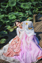 采莲曲 | 麝兰 #汉服之美# 
荷叶罗裙一色裁， 芙蓉向脸两边开。 
乱入池中看不见， 闻歌始觉有人来。 

出境：弥秋君
摄 / @赏味期先生 
衣 / @芥子记