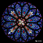 哥特建筑之精髓 ——玫瑰窗 （the rose window）║墙纸知识 : 　　玫瑰窗（the rose window），也称玫瑰花窗，为哥特式建筑的特色之一，指中世纪教堂正门上方的大圆形窗，内呈放射状，镶嵌着美丽的彩绘玻璃，因为玫瑰花形而得名。著名的玫瑰窗有法国巴黎圣母院的玫瑰窗等。玫瑰窗