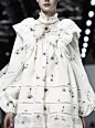 意大利Giambattista Valli  2016 秋季高定秀，点缀服装的珠宝，又见18世纪欧洲的宫廷风格。