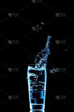 往玻璃杯里泼水