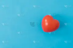 蓝色背景上的红心