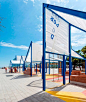 巴塞罗那海滨的xarranca廊亭
这个户外景观项目名为“xarranca”，位于巴塞罗那的海滨广场， 这里空间开阔，促进了社区活动的开展和文化交流。场馆由一系列的蓝色框架组成，里面的不规则矮墙相当于座位，可供人们休息。整个设计布局引入了孩子们经常玩的跳房子游戏，很有层次感，仿佛将游客引领到一个奇妙世界。这个活动馆展示了战后欧洲的发展历程，很有象征意义，反映出希望和理想主义的寓意。
