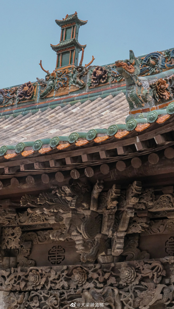 古建筑超话据道光十一年碑刻， 陟椒庙大门原本向南开，因村中一土豪认为庙门朝向对自己家不利，遂出资改建庙门为东向，并增修了琉璃影壁。庙中现存 ...
