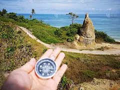 罗盘是一种用于导航和定位的仪器，它显示相对于地理基本方向或点的方向。有的利用磁能和风水来提升生活质量