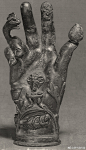 总觉得这个青铜手很像《剑风传奇》蚀之刻出现的巨手——「神之手」，查了一下资料，这是萨巴兹乌斯（Sabazios）之手，是在举行祭祀仪式时，插在木杆上举起用于游行的。

大拇指上还有个霸王之卵（并不是）。

萨巴兹乌斯（Sabazios）是游牧民族色雷斯人和弗里吉安人所崇拜的天父、天空之神，类似于基督教的上帝和希腊神话中的宙斯、狄俄尼索斯。貌似深受马背骑射民族的喜爱与推崇……