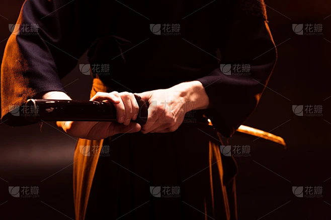 剑道战士手持竹剑的部分画面素材-花瓣网