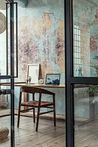 时尚的loft公寓办公空间室内设计，木制书桌、椅子、办公用品、笔记本电脑、植物、灯具和优雅的配饰。现