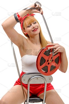 性感的海报女郎带着一个胶片卷，白色的