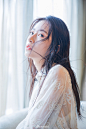 组图：周雨彤520甜蜜写真曝光 夏日少女一袭白裙清爽靓丽 : 周雨彤520甜蜜写真曝光，一袭蕾丝衬衫裙清新优雅，夏日少女尽显清爽靓丽。