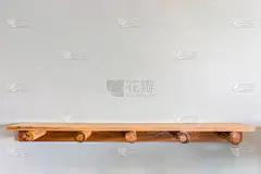 白水泥墙上的空顶木制书架