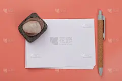 模型的白纸与笔在粉红色的背景。