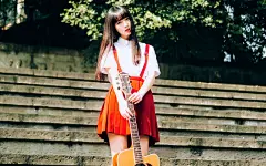 氧气美女抱着吉他唯美室外写真电脑桌面壁纸