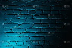 砖墙纹理与浅蓝色霓虹灯效果作为背景