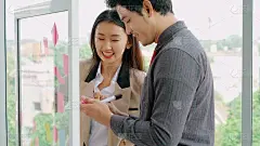 商业人士在项目规划委员会工作