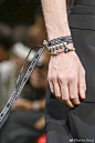#BangzRunway# Dior Homme Spring 2018 | 新季Dior Homme提供配饰新思路：购物包装缎带直接拿来做围巾或是手环，更加心灵手巧的朋友做一朵胸花也不错。最最厉害的，直接拼接出了一整套look…… ​​​​