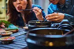 一对亚洲夫妇在中餐馆吃饭