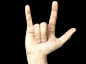 我爱你手势
“我爱你”手势应该是美剧和生活中最常见的手势之一。“我爱你”手势其实由三个部分组成：只伸出食指表示“I”，
伸出食指和大拇指，表示“L”（LOVE），
伸出大拇指和小指，表示“Y”（YOU），
简化连起来伸出大拇指、食指和小指就是 I Love You。
手势做法：将大拇指和食指、小指伸出来。记得大拇指是要伸出来，不然就会和“摇滚”手势混淆。