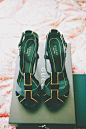 墨绿色搭配金色打造欧式宫廷风婚礼+来自：婚礼时光——关注婚礼的一切，分享最美好的时光。#婚鞋#