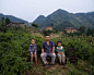 陕西省安康市双龙镇，程孝林和两个孩子在山顶的菜地里（8月28日摄）。程孝林的妻子在外打工。