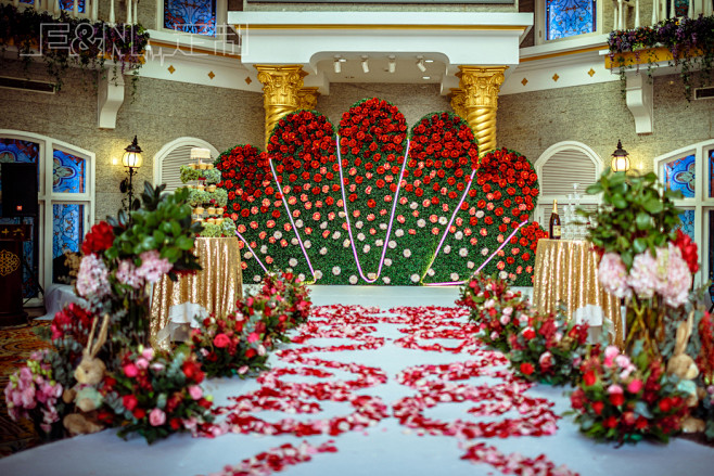 圣诞节风婚礼红绿撞色婚礼鲜花背景墙