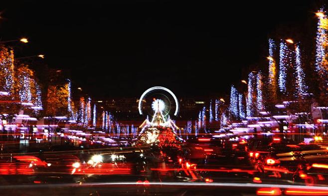 点亮圣诞彩灯的法国巴黎香榭丽舍大街