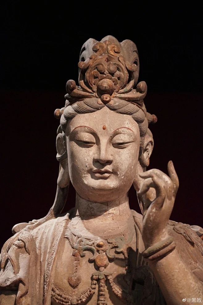 国家博物馆古代佛像展 彩绘木雕观音菩萨坐像 宋代遗存，海外购回，毫无疑问的展厅C位，可惜争议颇多，开脸怎么看怎么觉得怪异，从艺术的角度来说水平 ...
