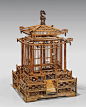 古色古香的中国竹鸟笼;平方，分层宝塔的形式，内设置有七个瓷料的容器;上方有雕龙架; H： 30 “