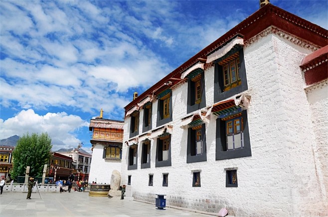 中国藏式传统建筑有哪些基本的特点？