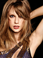 【Taylor Swift】【11/04/14】霉霉登上登上英国版的Cosmopolitan12月号封面，分享下更多杂志美图。最后一张太适合做桌面了