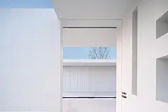重庆 中粮天悦壹号·流水美术馆  建筑设计 /  水石设计 : 流水呈现了宁静纯粹的自然灵韵 光影造就了时空瞬移般的微妙感受 不同的介质边界和不同的空间层次也逐渐模糊 光、影、石、瀑、溪、谷，不同的物象在多元的空间中碰撞重叠 时光交汇之处 一种无界有序、憬然有悟的穿越感让艺术变得纯粹深刻 △中粮天悦壹号·流水美术馆 光从来不停止，它充溢，它带来生命的能量，它周流不殆，它带给每一个生命勃勃的生机。 ——艾扬格大师 △烟雨薄雾中 △嘉陵江上的流水美术馆 △无界的自...