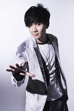 [台灣新浪網：林俊傑 魅力驚人 連兩周拿25榜冠軍] 『新四大天王』林俊傑出道10年的第10張全新專輯『因你 而在』在3/13正式發行，短短的兩天就空降五大華語排行榜和GMUSIC排行榜雙榜冠軍寶座，前後分別以83.35％和35.51％的高百分比銷售成績奪冠；本周邁入第2周，繼續蟬聯冠軍寶座，同樣以40.06％和43.98％的高百分比榮登榜首！不僅在G-MUSIC和五大華語蟬連兩周的排行榜冠軍，電台、數位及其他實體排行榜也依舊蟬聯冠軍，包括光南哈燒音樂榜、佳佳唱片華語流行音樂......