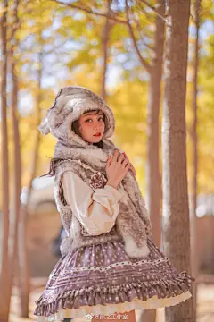 #To Alice上新# 熊之工作室超话
哇！热乎的林间小鹿背带裙的神仙美图~太有feel啦~狗短的裙裙，蓬蓬的超可爱~搭配外套马甲都超可的！我先爱了~宝宝们冲鸭！过了这个村就没有这个店啦~在拍定中哦！ ​​​​