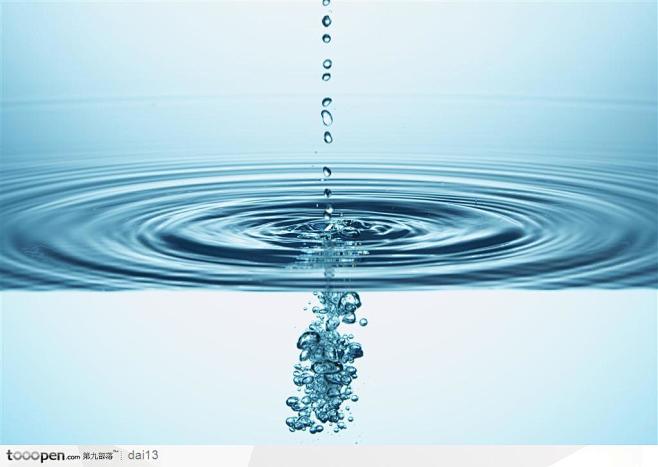 水滴入水图片-水滴落下激起的水泡图片素材...