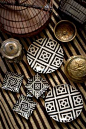 Simply stated, this set up makes my heart sing. Black and white will forever remain king! #pattern #dishes #blackandwhite: 