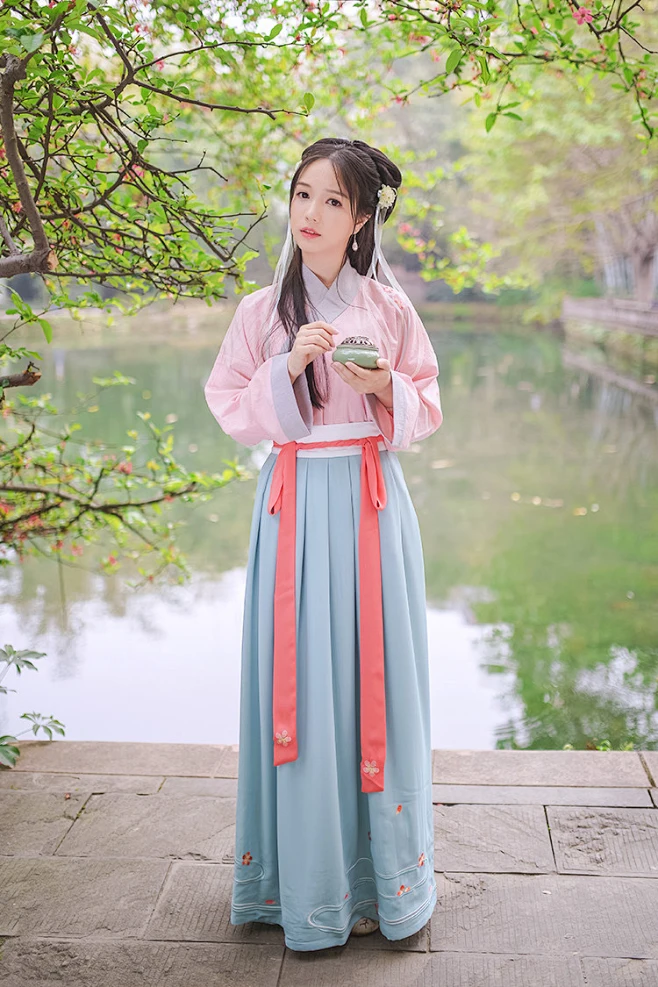 重回汉唐 桃花流水 原创设计汉服女日常绣花交领齐腰襦裙对襟褙子-淘宝网-花瓣网