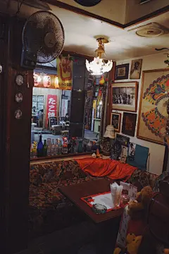 - 进入一家叫“ROSE ROOM”的爵士音乐的咖啡馆。老板收藏的跟爵士音乐相关的唱片，杂志，书籍，海报堆满了小小的坐落在一个市场里的咖啡馆。

- 跟老板互相用超烂的英语交流了一下，他问我是不喜欢爵士音乐，我说是的，但是我都在互联网上听音乐，除了几张黑胶唱片，没有什么收藏，他笑了笑，想了下好 ​​​​...展开全文c