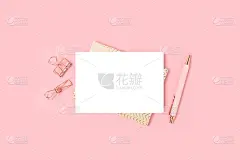 空白纸卡模型和黑色文具粉红色的背景。