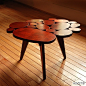 [原木咖啡桌] 不规则的圆组成一张有机形状的木桌。用高档白桦木碎片拼接制成的一个整体表面。独特，优雅的咖啡桌给人一种温暖的感觉。