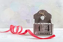 木制万年历2月14日。情人节。明信片。为你更好的项目腾出空间。