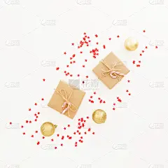 圣诞礼物，金色的装饰品和白色背景上的五彩纸屑。平躺，俯视图。圣诞作文与复制空间