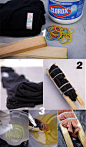《动手制作扎染T恤》材料：准备一件穿旧的黑色长袖t恤，用来捆绑的皮筋，两根木板，漂色溶剂。步骤：1. - 顽兔