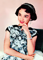 石慧，香港电影演员。
1951年加入长城影业公司，在泰山影片公司卜万苍执导的《淑女图》中出演女主角，继而又回长城影业公司拍了《一家春》，在这两部影片中，她塑造的形象和精湛的演技搏得观众赏识，从而一举成名。是「长城电影制片有限公司」的当家花旦之一，与夏梦及陈思思合称「长城三公主」，其中她是长城影业公司"二公主"。#电影# #明星#