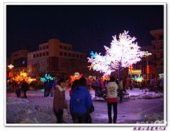 元宵夜色彩斑斓的扎兰屯中央路