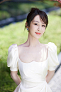 #杨紫白色倒心领长裙# 杨紫 央视五四晚会，身着泡泡袖白色长裙优雅大气，丸子头造型灵动可爱~ ​​​​