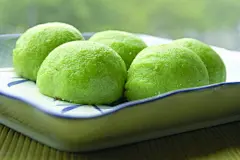 ® 清明节传统美食汇总




青团子是用一种名叫“浆麦草”的野生植物（也可以用其他绿色菜叶代替）捣烂后挤压出汁，接着取用这种汁同晾干后的水磨纯糯米粉拌匀揉和，然后开始制作团子。青团子油绿如玉，糯韧绵软，清香扑鼻，吃起来甜而不腻，肥而不腴。





枣糕又叫“子推饼”，北方一些地方用酵糟发面，夹枣蒸食。他们还习惯将枣饼制成飞燕形，用柳条串起挂在门上，可以冷食，以纪念介子推不求名利的高尚品质。






润饼菜俗称“润饼”或“擦饼”，食时铺开饼皮，再卷胡萝卜丝......
