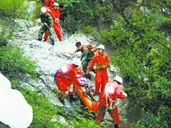 穿布鞋爬山 老妇被摔伤