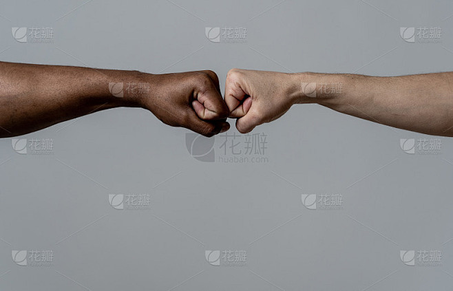 黑人非洲裔美国人，男性和白人白人女性握手碰拳，在协议，伙伴关系和合作，多种族多样性和移民的概念。阻止