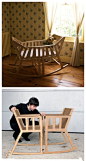 [【创意家居】可以伸缩的婴儿床] 随着宝宝们日渐长大，许多摇篮床都最终被闲置家中，无形中造成了一种资源的浪费。设计师Martin Price推出了这款新型摇篮床：它的整体结构可以拆分和组合，孩子长大后，便可以“变身”为两只单独的摇椅，继续为您的家庭服务。