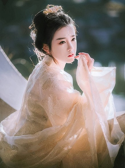 美人抱瑶瑟，
哀怨弹别鹤。
雌雄南北飞，...